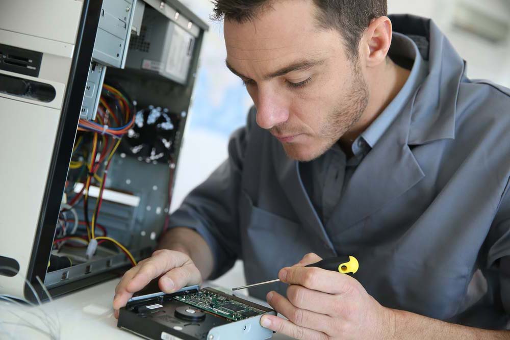Мастер по ремонту компьютеров в Мензелинске
